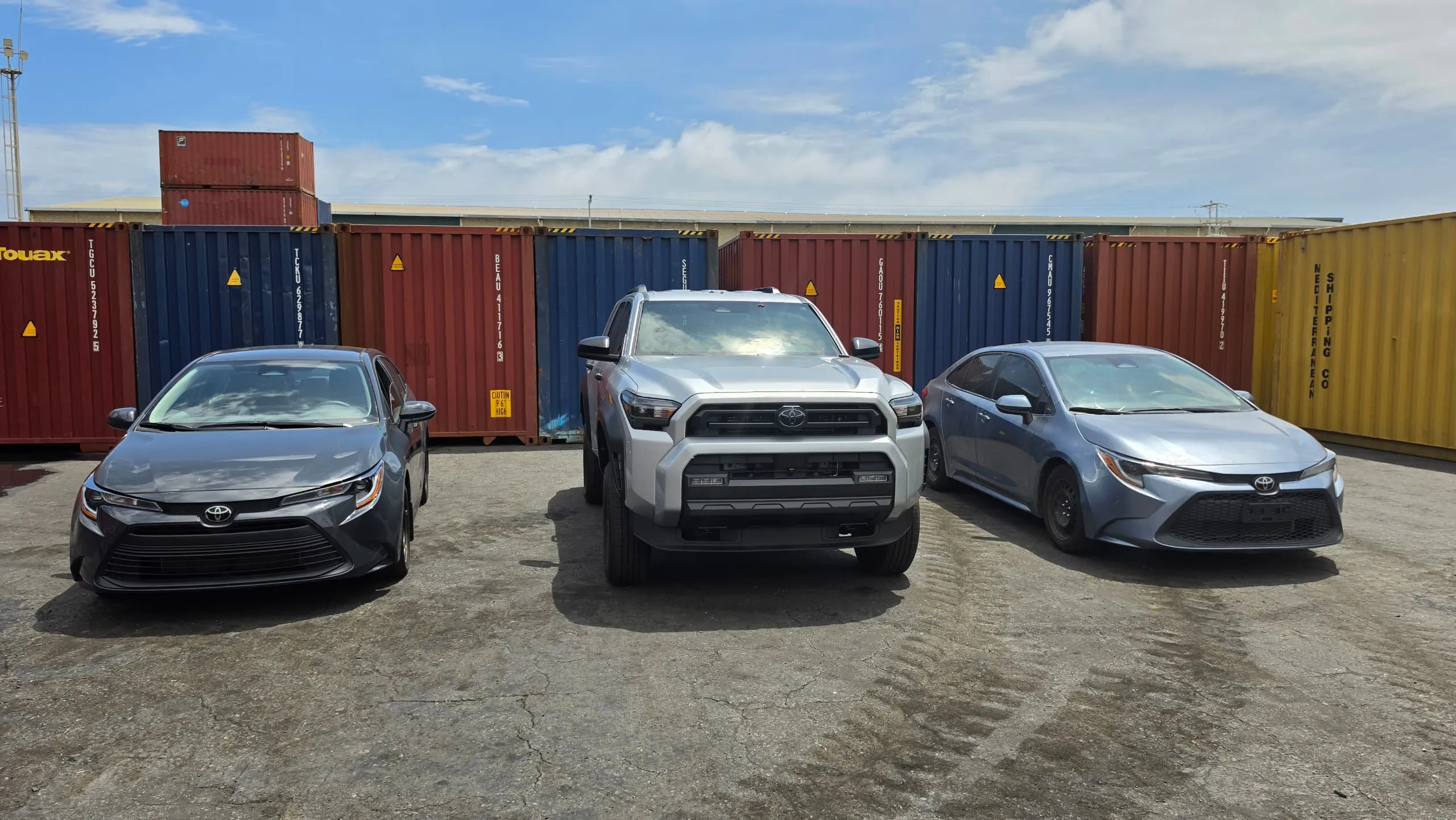 dos vehículos Toyotas y una Runner importados a Venezuela