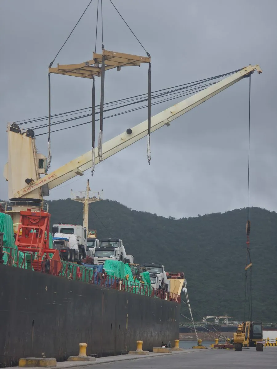 Grúa del buque bajando un vehículo pesado en el puerto de Puerto Cabello