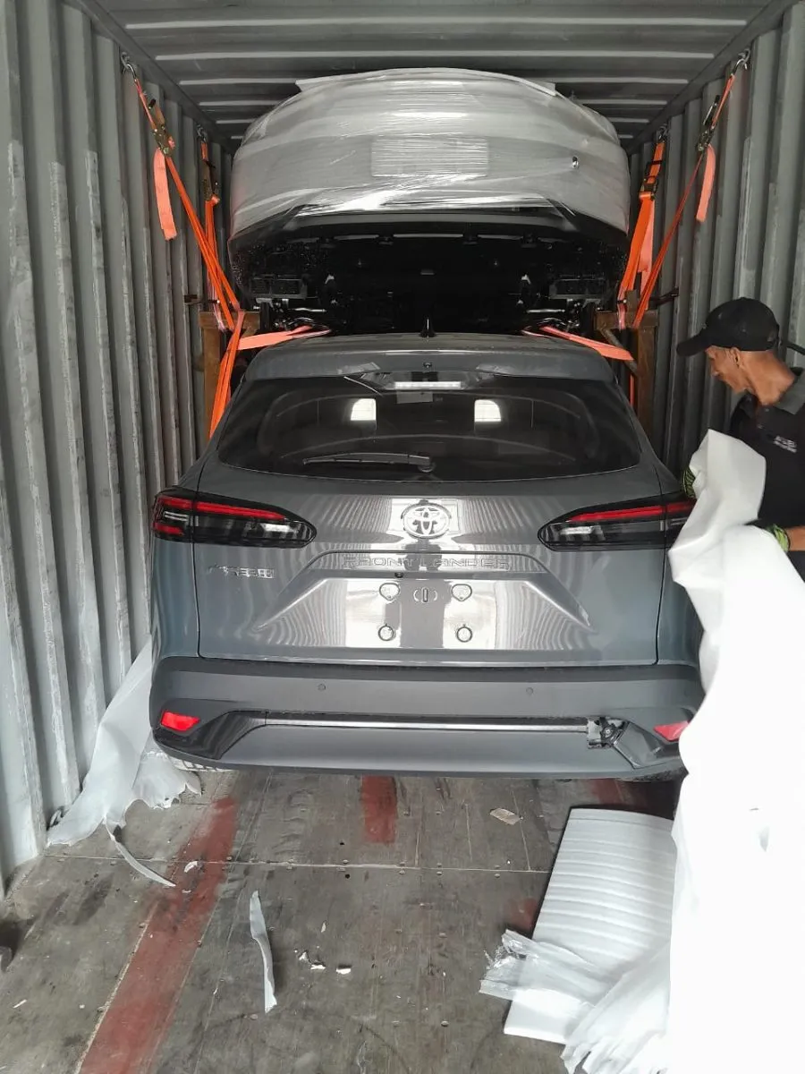 Descarga de un vehículo importado desde el contenedor en Puerto Cabello