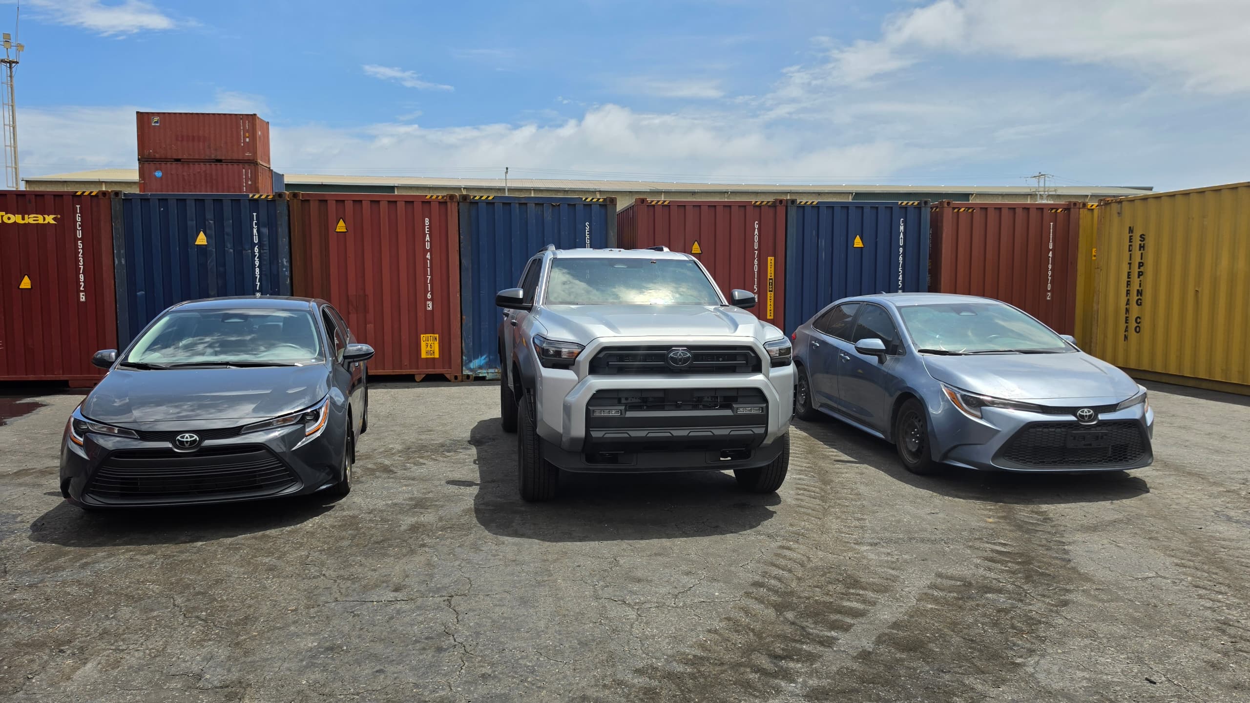 dos vehículos Toyotas y una Runner importados a Venezuela