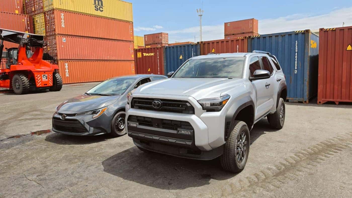 Toyota 4Runner y Corolla importados por UNICA en el patio de contenedores de Puerto Cabello
